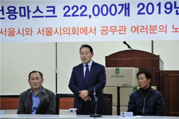 김태수 위원장 마스크 전달식 축사 장면