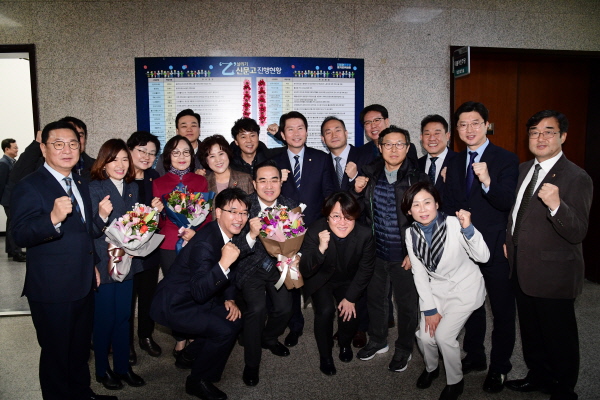 이인영 원내대표, 박홍근 위원장, 권미혁 의원과 함께 기념촬영을 하고 있는 민생실천위원회