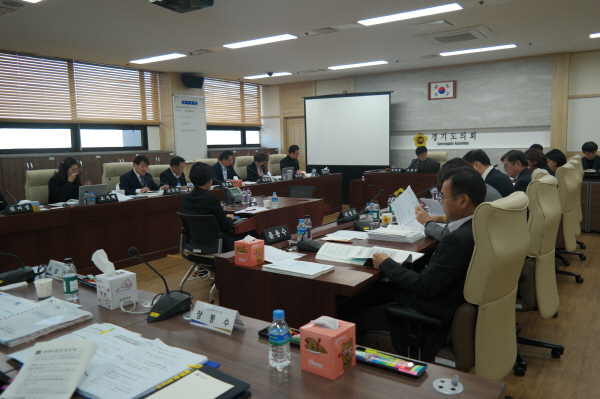 경제위, 소통협치국 행정사무감사 실시
