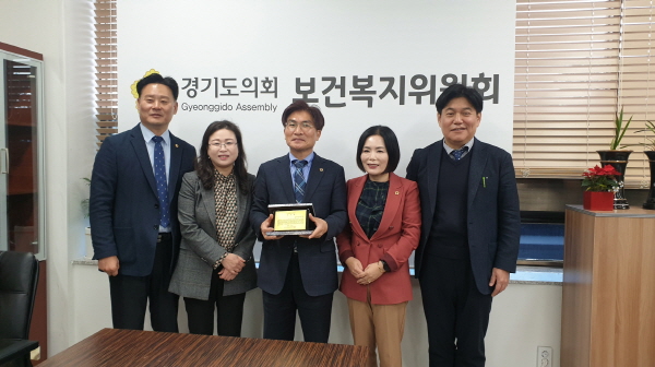 정희시 경기도의회 보건복지위장, 경기도재가노인복지협회 감사패 수상