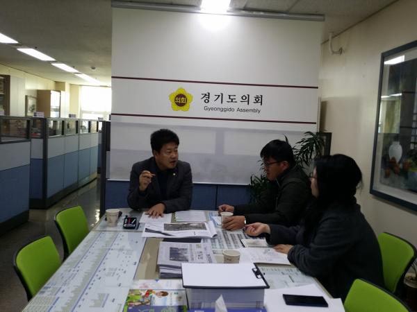 경기도의회 안전행정위원회 최갑철의원은 28일 부천상담소에서 부천시 체육진흥과 관계자와 함께 “부천시 원도심 오정지역의 주차장 확충사업관련 지원방안”에 대해 논의하는 시간을 가졌다.