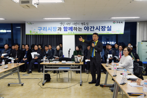 사회 활동 어르신 감사 공연 장면