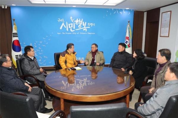 시장실에서 제주시장에게 구리시 현안을 설명 중인 안승남 시장