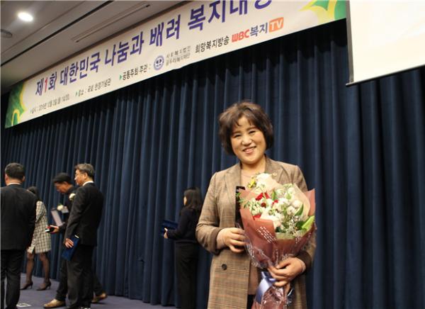 수상을 하는 봉양순 의원