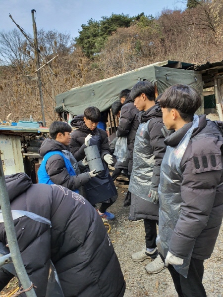 교문동 취약 계층 노인 가구에 연탄배달을 하는 대한민국 축복봉사단