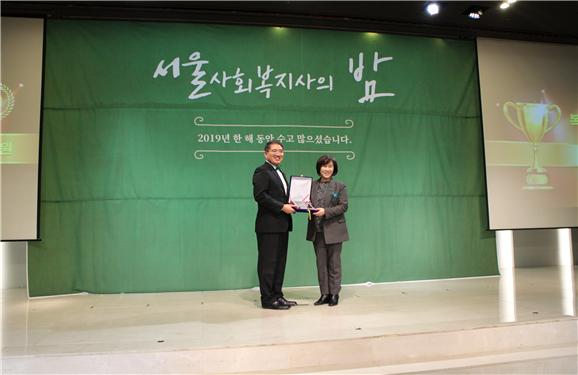 복지의원상을 수상하는 김혜련 위원장