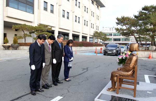 16일 경기도의회 평화의 소녀상 건립 1주년 기념 헌화 행사