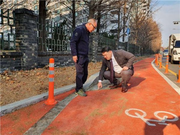 자전거도로 포장 상태를 확인하는 이성배 의원