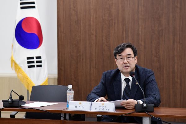 회의 진행하는 황규복 위원장