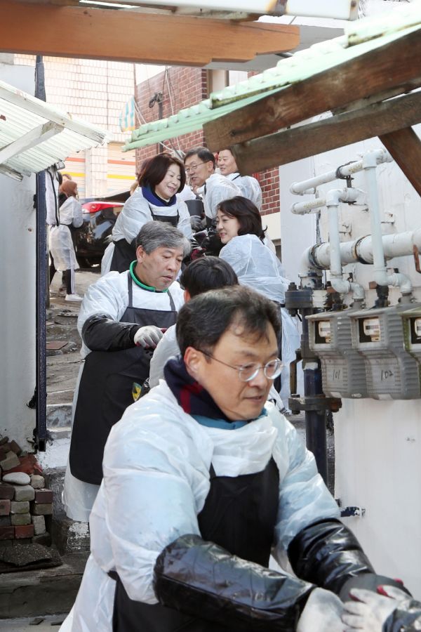 18일 2019 경기도의회 ‘사랑의 연탄나눔’ 봉사