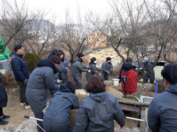 하남시 보건소 건강드림 TF팀, 함께 겨울나기...연탄 나눔 실시