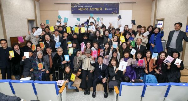 지난 21일 상동도서관에서 열린 ‘일인일저 책쓰기 시민작가 도서 출판기념회’ 단체기념촬영