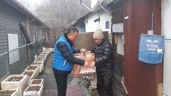 전기장판을 전달하는 대한민국 축복봉사단 회원들