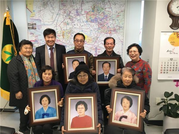 평택시 신장1동 지역사회보장협의체, 관내 어르신 장수사진 전달식