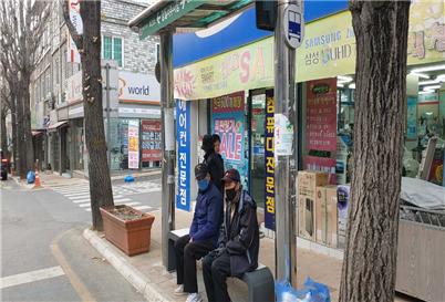영월군 버스승강장에 발열의자 설치