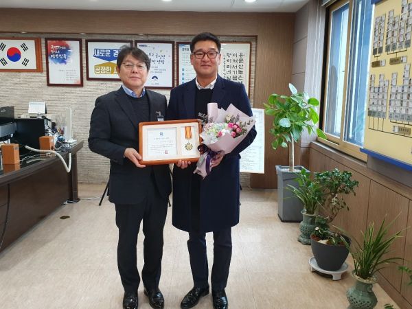 박재호 양평농촌나드리 사무국장, 이병준 양평군민포럼 환경정책국장 수상
