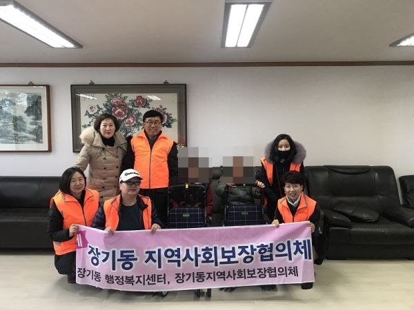 장기동 지역사회보장협의체, 사랑의 동전모아 어르신 보행보조차 사드리기 전개