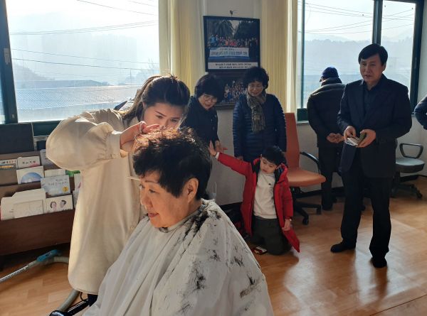 화도읍 정 잇는(連)‘온마을 복지망’공동체, 경로당 어르신을 찾아간 사랑의 가위 손