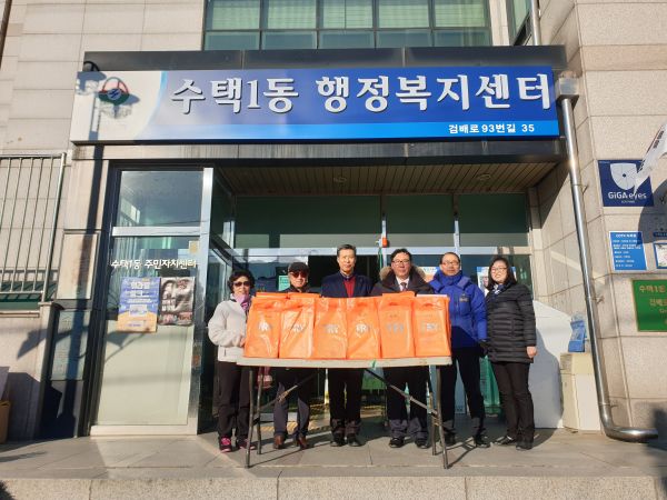 구리시 수택1동 동명교회의 어르신 내복 전달식