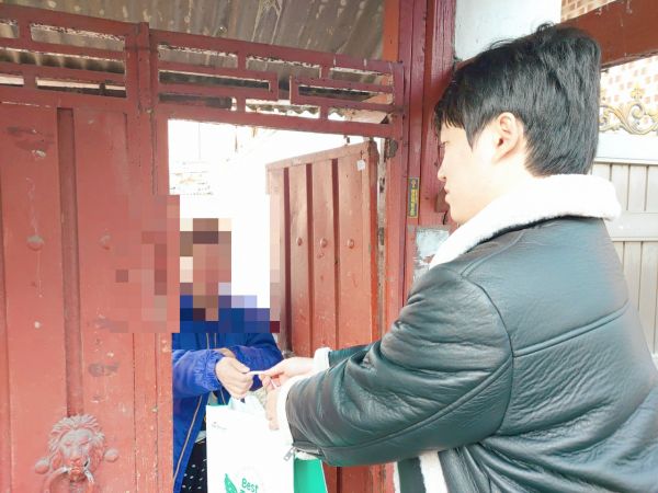 동두천시 중앙동 원터부대찌개, 저소득층 5가구에게 부대찌개 전달
