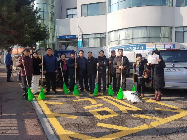 고양시 송포동, 지난달에 이어 내 집·내 점포 앞 눈 치우기 캠페인 시행