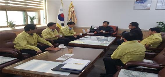이영일 강원도 농정국장이 10일 철원군 차단방역 현장을 점검하고, 이현종 철원군수와 면담하고 있다.