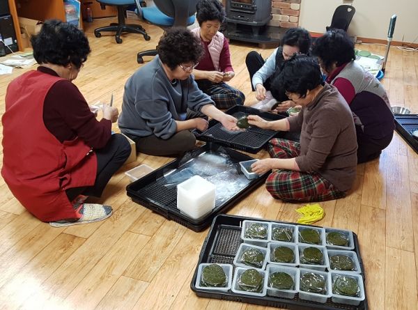 안성시 미양면 과채류 정보화마을, ‘정성과 사랑의 쑥떡 나눔’ 봉사 펼쳐