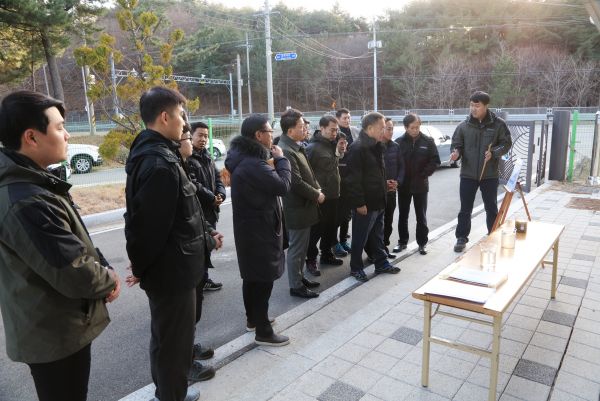 김진하 양양군수는 지난 10일 양양군 현남면 매호생태복원사업 현장을 찾아 군청 공무원 및 사업 관계자와 함께 현장을 점검하고 둘러봤다.