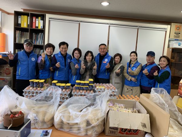 취약 계층 어르신을 찾아뵙고 따뜻한 나눔을 전달식