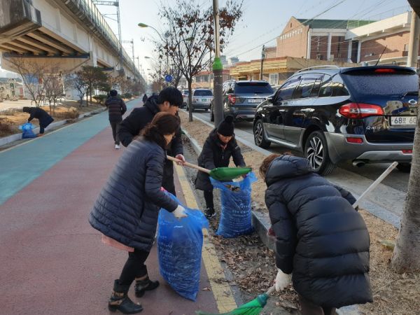 동두천시 중앙동, 겨우내 쌓인 낙엽과 불법쓰레기 적치장소 청소