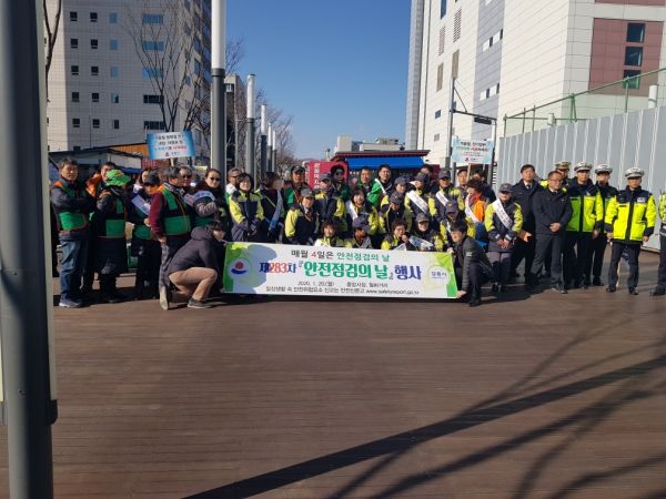 강릉시는 제283차 안전점검의 날을 맞아 20일 월화거리 및 중앙시장 일원에서 범시민 안전문화운동 캠페인을 실시했다.