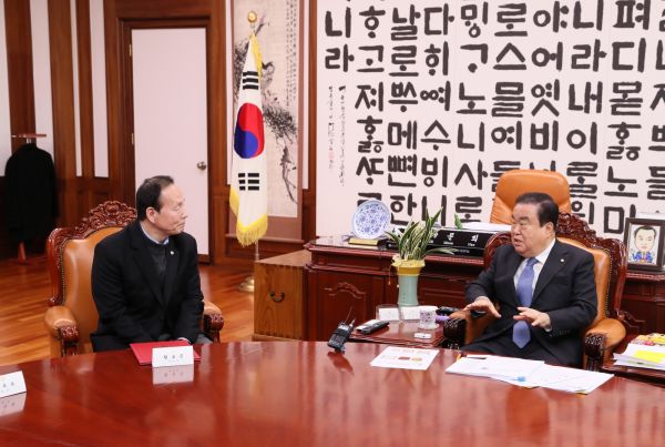 문희상 국회의장, 국회 관인제작 자문위원에게 위촉장 수여