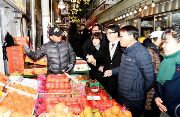 최종환 파주시장, 설맞이 전통시장 방문
