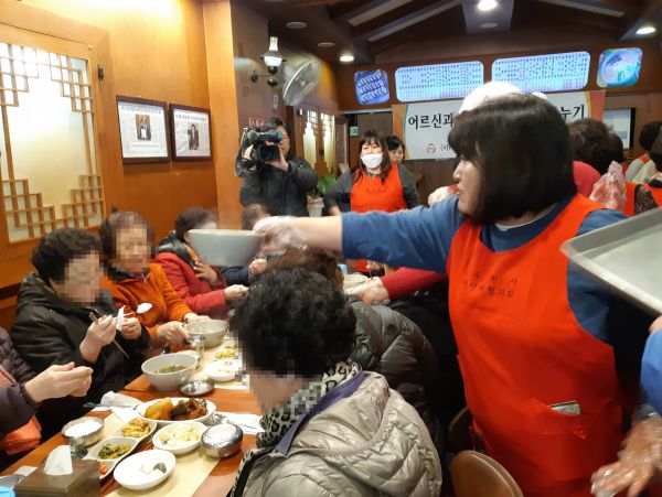 동두천시 여성단체, 2020년 새해 첫 봉사활동을 어르신 식사 대접으로
