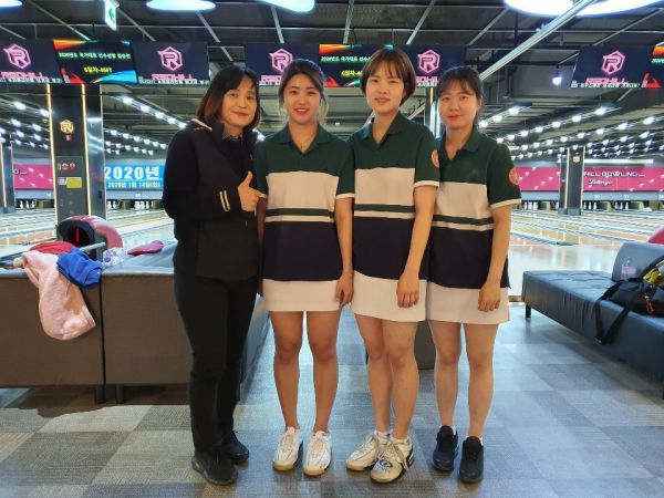 왼쪽부터 김희순 감독, 양수진, 최애림, 황연주 선수