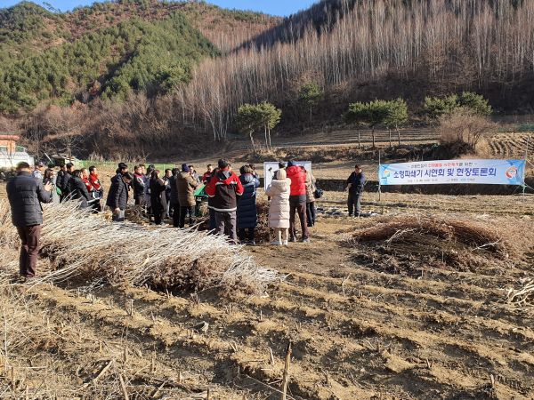 인제군이 21일 ‘산림인접지역 소각산불 예방을 위한 인화물질 사전 제거 시연회’를 강원도와 공동 개최하며 겨울철 산불예방에 나서고 있다.