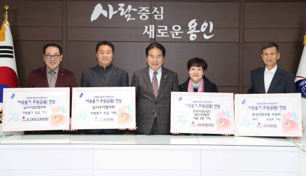 22일 기업인, 농업인들이 백군기 시장에게 성금,품을 전달하는 모습