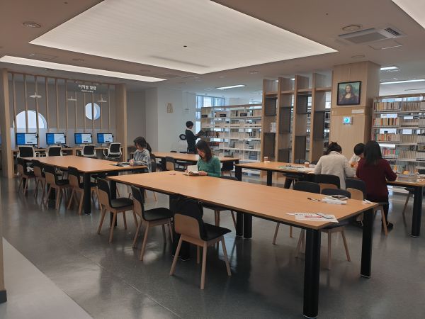 디지털 열람 시설을 갖춘 종합자료실
