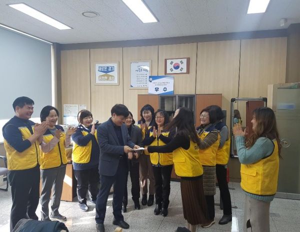 정왕본동 설명절 맞아 후원금과 후원품 기탁받아