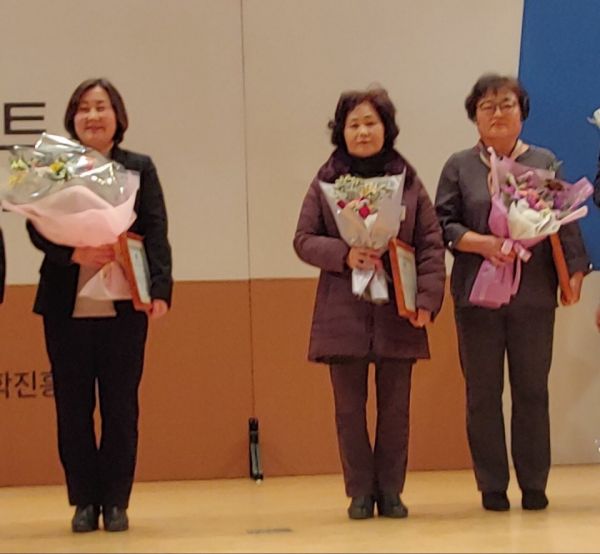 위기아동보호 발굴보호 유공자 수상자들(왼쪽부터 군포1동 박광희통장, 수리동 이춘선통장, 오금동 이정옥통장)