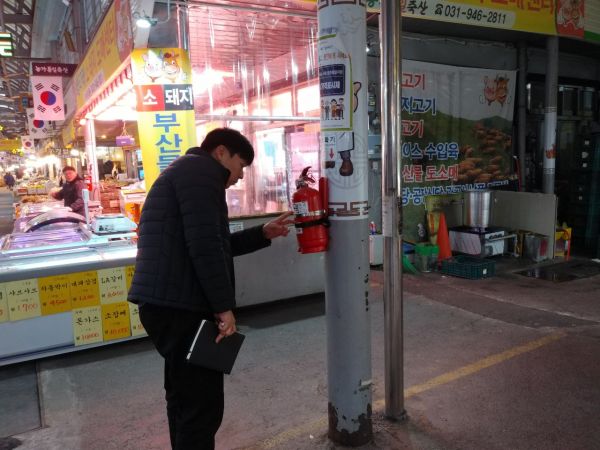 파주시는 20일부터 22일 안전사고 발생 위험도가 높은 전통시장을 중심으로 화재와 안전사고 예방을 위한 안전점검을 실시했다.