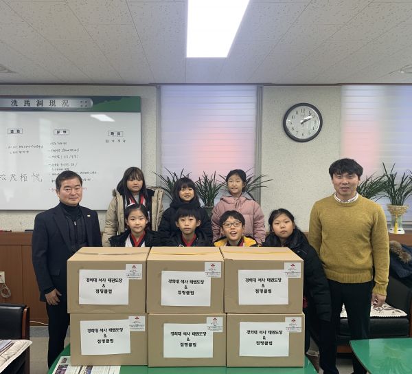 경희대석사태권도장&점핑클럽수강생 세마동 소외계층을 위해 라면 360개 기부