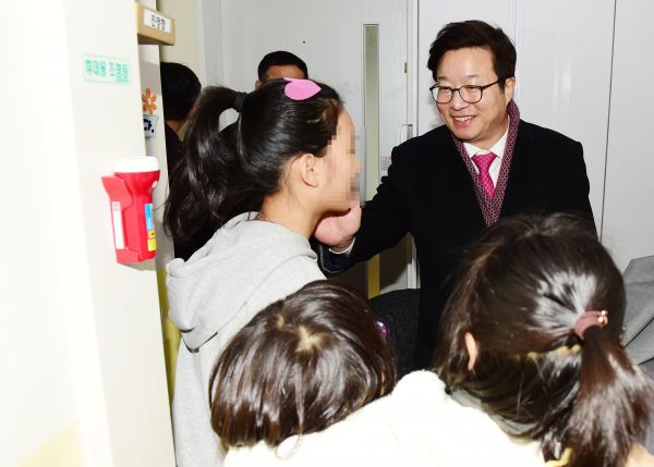 염태영 시장이 수원나자렛을 찾아 아이들에게 인사하고 있다.