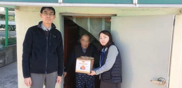 동두천시노인복지관, 소외어르신에게 설맞이 떡국세트 및 연탄 전달