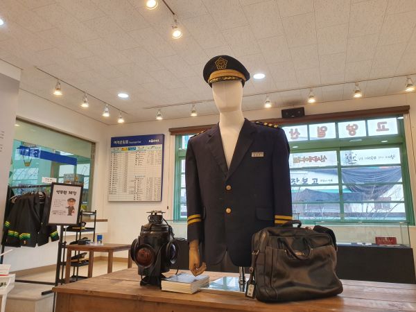 고양시, 고양일산역 전시관에 시민들 소장품 기증 잇따라