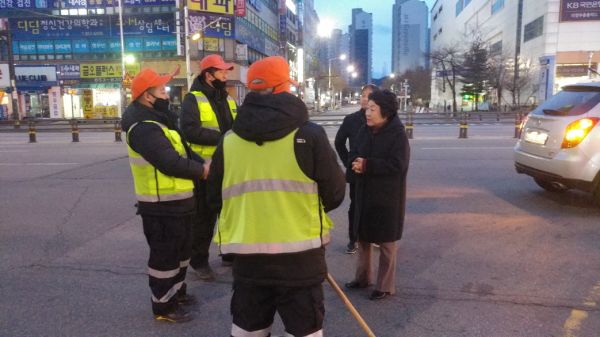 의정부시시설관리공단 강은희 이사장은 설 연휴인 24일과 27일 이틀간 가로환경미화원들을 격려하고 소통하는 시간을 가졌다.