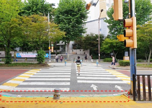 문원초등학교 앞 바닥 신호등