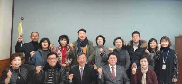 평택시 안중읍지역사회보장협의체는 28일 안중읍행정복지센터 소회의실에서 제3기 안중읍지역사회보장협의체 위원 위촉장 수여와 함께 출범식을 가졌다.
