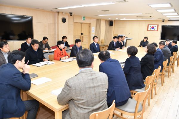 하남시는 28일 김상호 시장이 주재하는‘우한 폐렴’ 비상대책회의를 열고 재난대책안전본부 구성, 보건소 운영체제 전환 등 대응을 강화했다고 밝혔다.
