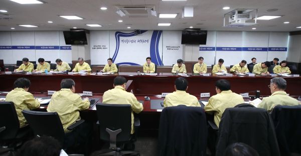 화성시가 정부의 코로나 바이러스 위기 경보 단계가 ‘주의’에서 ‘경계’로 격상됨에 따라 28일 긴급 대책회의를 열고 오전 11시부터 재난안전대책본부를 설치?운영한다.